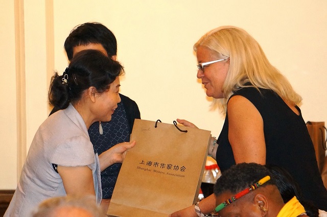 汪瀾向駐市作家一一贈送上海作家的英文作品.jpg