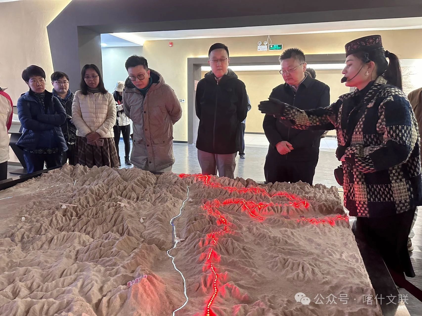 上海作協一行在刀郎畫鄉。(米合拉依 攝)